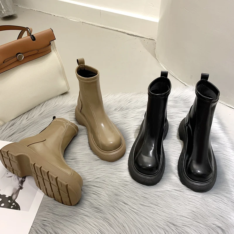 Женские ботинки на молнии, с круглым носком, на плоской резиновой подошве
Женские ботинки на молнии, с круглым носком, на плоской резиновой подошве