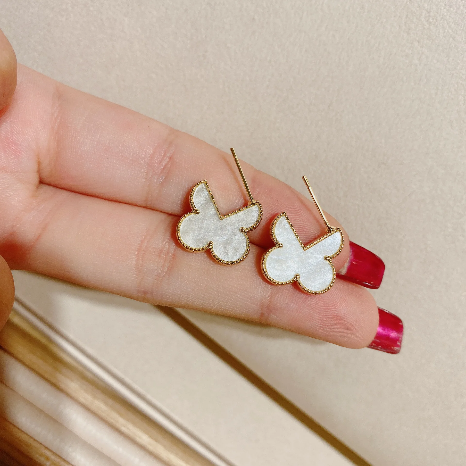 Fashion Temperament Personality Exaggerated Korean Style Four-leaf Earrings JEWELRY Flower Earings Fashion Jewelry 2021
Fashion Temperament Personality Exaggerated Korean Style Four-leaf Earrings JEWELRY Flower Earings Fashion Jewelry 2021