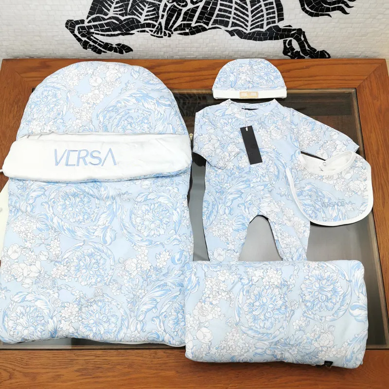 VS Newborn cotton 5-piece suit 0-6M baby quilt + blanket + hat + saliva towel + one-piece
VS Newborn cotton 5-piece suit 0-6M baby quilt + blanket + hat + saliva towel + one-piece