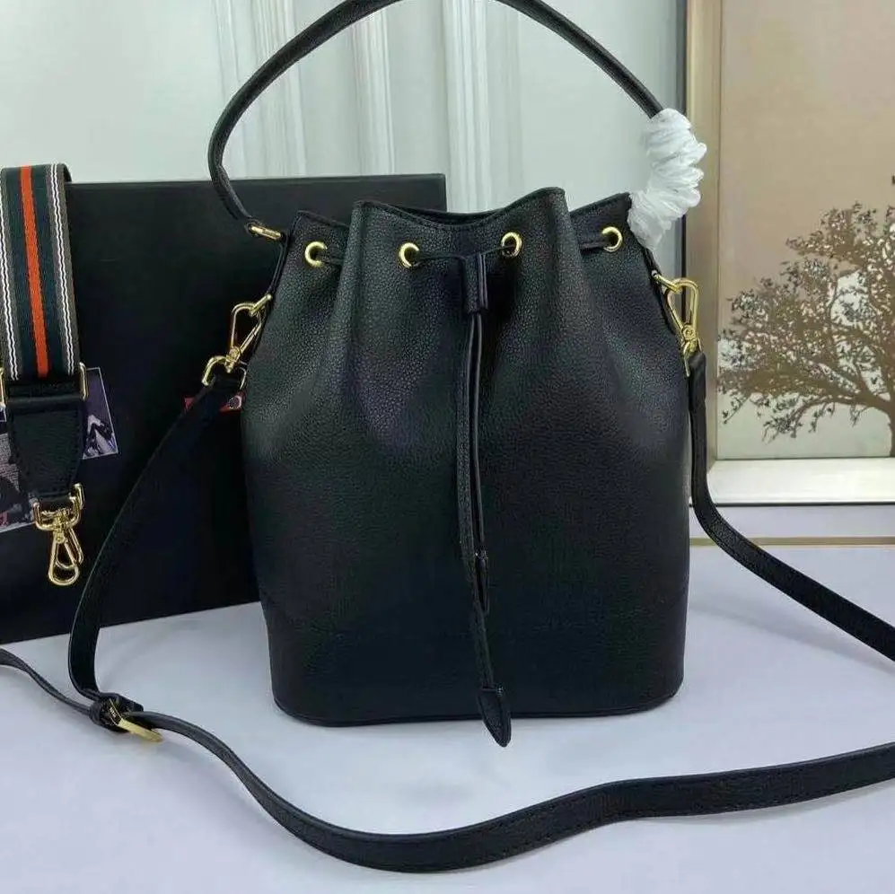 Luxury Calfskin Lychee Print Lady Bag Wrist Cross-Body Bag Fashion Trend Leather Handbag One-Shoulder Bucket Bag
Luxury Calfskin Lychee Print Lady Bag Wrist Cross-Body Bag Fashion Trend Leather Handbag One-Shoulder Bucket Bag