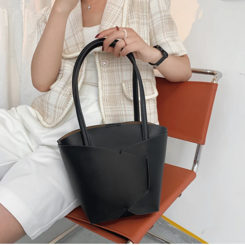Handbag handbag luxury female bag 2021 solid color handbag school bag handbag big bag female fashion and convenient 
Handbag handbag luxury female bag 2021 solid color handbag school bag handbag big bag female fashion and convenient