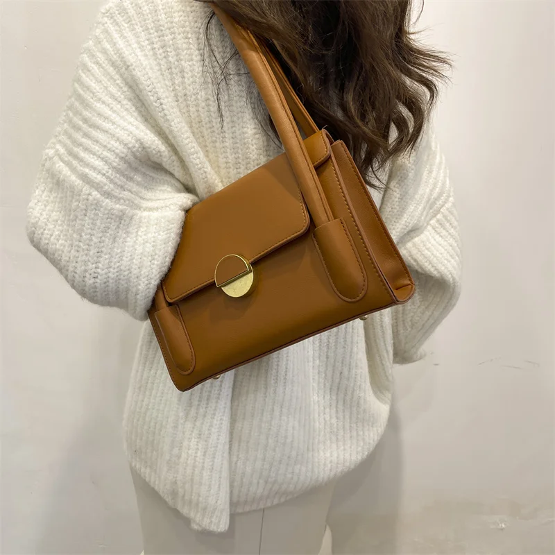 YILIAN The new 2022 women's fashion luxury soft leather handbag with doll high quality strap top handbag retro bag
YILIAN The new 2022 women's fashion luxury soft leather handbag with doll high quality strap top handbag retro bag