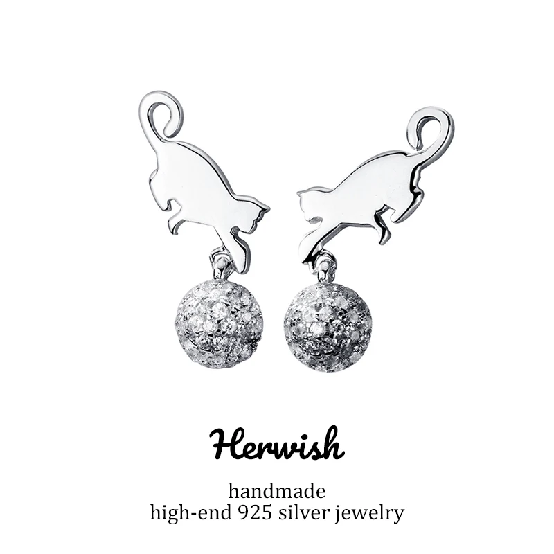 Herwish Origin дизайн Kitty Play Ball 925 пробы серебряные корейские серьги с милыми животными Кот кубический цирконий Висячие серьги ювелирные изделия
Herwish Origin дизайн Kitty Play Ball 925 пробы серебряные корейские серьги с милыми животными Кот кубический цирконий Висячие серьги ювелирные изделия