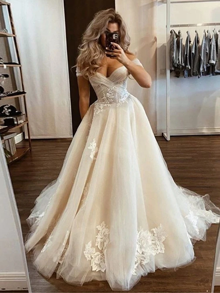 GY Off The Shoulder Bohomia Wedding Dresses Open Back Lace Appliques Dress with Tulle Beach Bridal Gowns Country Party Dress
GY Off The Shoulder Bohomia Wedding Dresses Open Back Lace Appliques Dress with Tulle Beach Bridal Gowns Country Party Dress