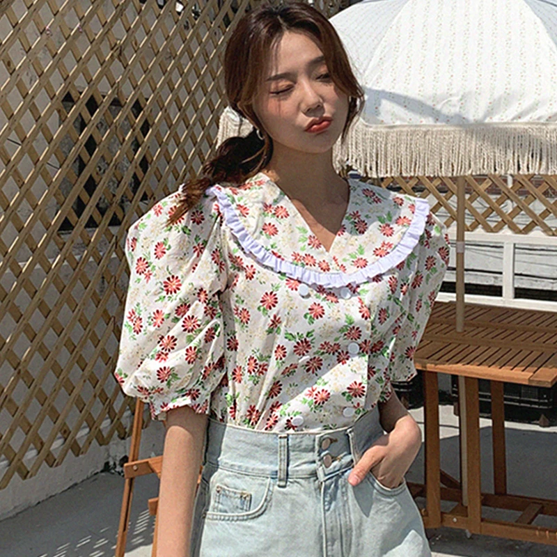 Summer Blouse Korean Chic Elegant Wooden Ear Edge Splicing Peter Pan Collar Floral Double Breasted Loose Bubble Sleeve Shirt
Summer Blouse Korean Chic Elegant Wooden Ear Edge Splicing Peter Pan Collar Floral Double Breasted Loose Bubble Sleeve Shirt