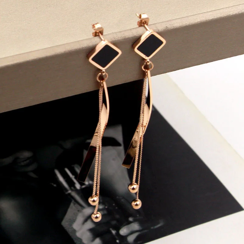 Fashion Black Square Hanging Bend Snake Bone Chain Steel Ball Tassel Rose Gold Earrings Woman Jewelry Wholesale
Fashion Black Square Hanging Bend Snake Bone Chain Steel Ball Tassel Rose Gold Earrings Woman Jewelry Wholesale
