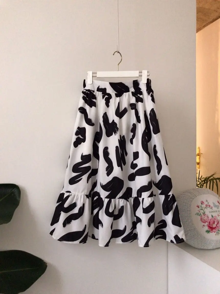 Elegant Square Collar Printing Contrast Puff Sleeve Shirts Women 2021 Summer High Waist Big Swing Long Skirt Female 2 Pieces Set
Elegant Square Collar Printing Contrast Puff Sleeve Shirts Women 2021 Summer High Waist Big Swing Long Skirt Female 2 Pieces Set