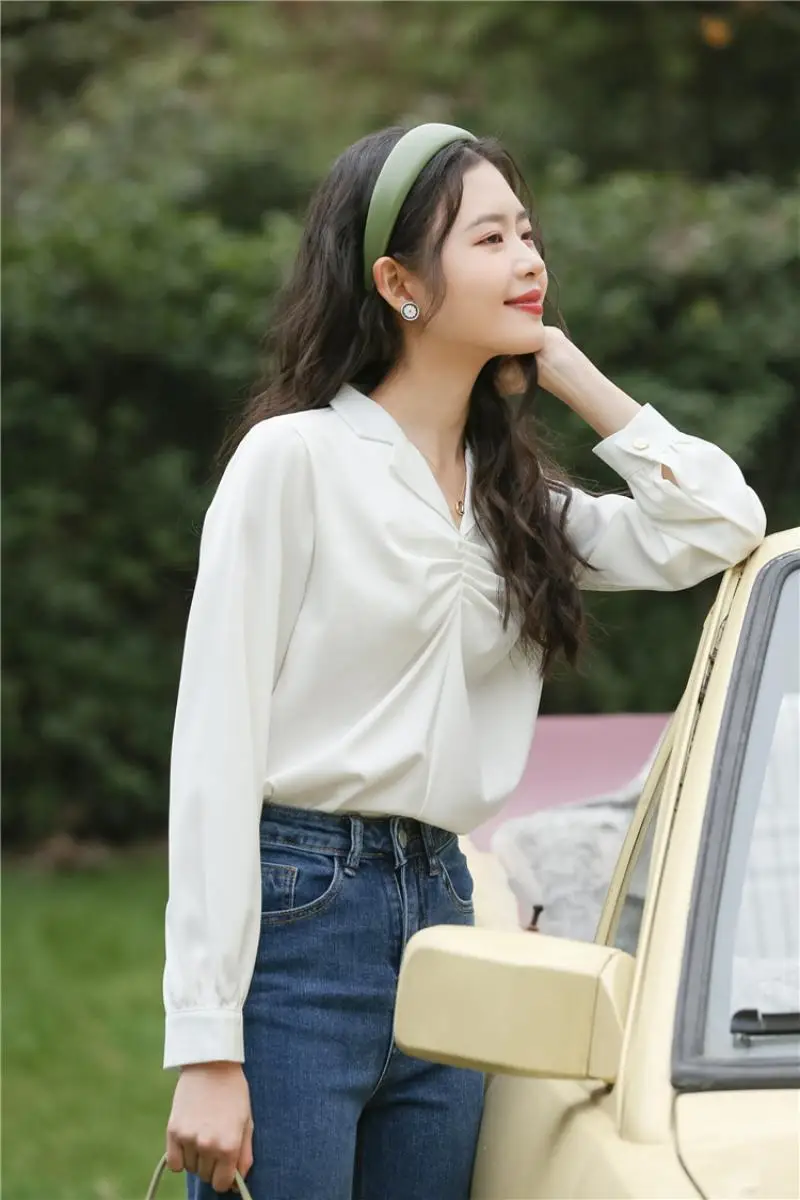 2021 spring new Korean version of pleated V-neck niche design chiffon shirt French sweet shirt female
2021 spring new Korean version of pleated V-neck niche design chiffon shirt French sweet shirt female