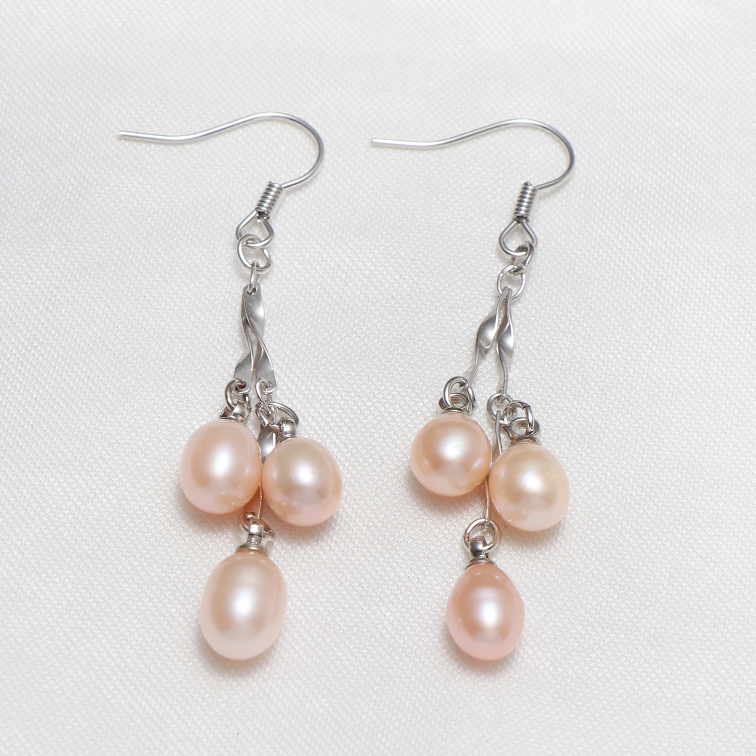 Nice real fresh water pearl earing Size:6x8mm,40mm
Nice real fresh water pearl earing Size:6x8mm,40mm