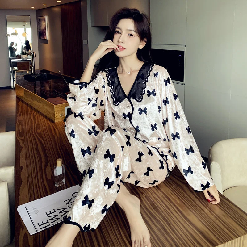 2pcs Women's Pajamas Sets Woman Pajama Summer V Neck Design Suit Long Sleeve Trousers Set Home Clothes Sexy Golden velvet Pijama
2pcs Women's Pajamas Sets Woman Pajama Summer V Neck Design Suit Long Sleeve Trousers Set Home Clothes Sexy Golden velvet Pijama
