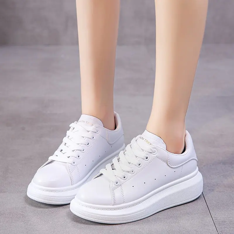 Large size 35-44 new Korean sports and leisure running shoes non-slip wear-resistant lace-up white shoes women's shoes
Large size 35-44 new Korean sports and leisure running shoes non-slip wear-resistant lace-up white shoes women's shoes