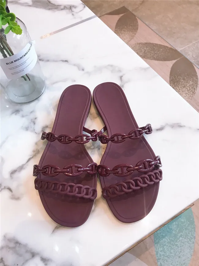 2021 Summer New Outer Wear Female H Slippers Pig Nose Chain Flat-Bottomed Plastic Jelly on Holiday by the Sea, Beach Slippers 
2021 Summer New Outer Wear Female H Slippers Pig Nose Chain Flat-Bottomed Plastic Jelly on Holiday by the Sea, Beach Slippers