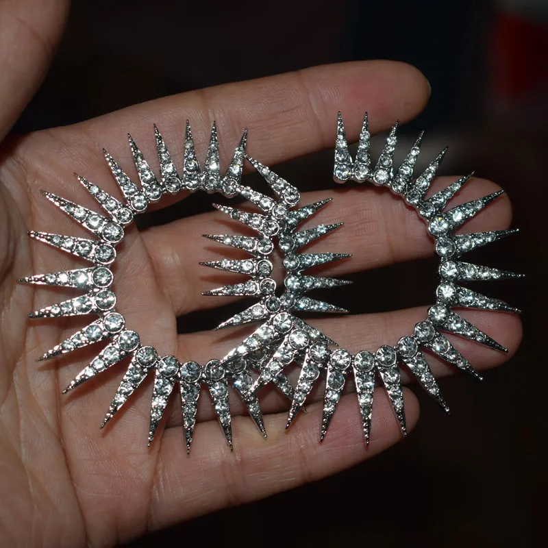 Personality Sunflower C Shape Stud Earrings Micro Paved CZ Stone Elegant Ear For Women Wedding Party Cool Jewelry E5D501
Personality Sunflower C Shape Stud Earrings Micro Paved CZ Stone Elegant Ear For Women Wedding Party Cool Jewelry E5D501