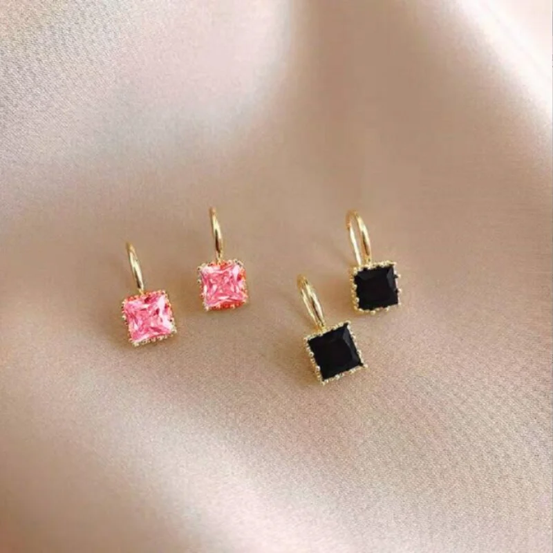2021 New Women's Square Earrings Exquisite Simple Zircon Earrings South Korea Sexy Trend Women's Jewelry Classic Small Earrings
2021 New Women's Square Earrings Exquisite Simple Zircon Earrings South Korea Sexy Trend Women's Jewelry Classic Small Earrings