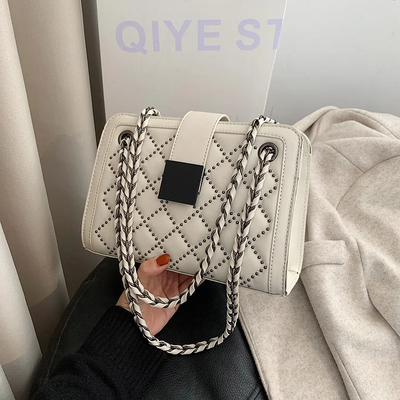 Fashion Diamond Rivets Chains Handbag Popular Trend Lady Bag Designer Women Shoulder Bag PU Leather Big Crossbody Bags for Woman
Fashion Diamond Rivets Chains Handbag Popular Trend Lady Bag Designer Women Shoulder Bag PU Leather Big Crossbody Bags for Woman