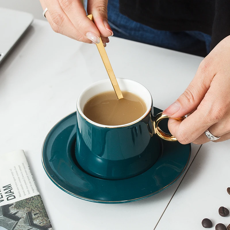 Rhodiola European coffee cup set creative ceramic bone China Gold Rim coffee cup 6 cup set dish spoon with shelf
Rhodiola European coffee cup set creative ceramic bone China Gold Rim coffee cup 6 cup set dish spoon with shelf