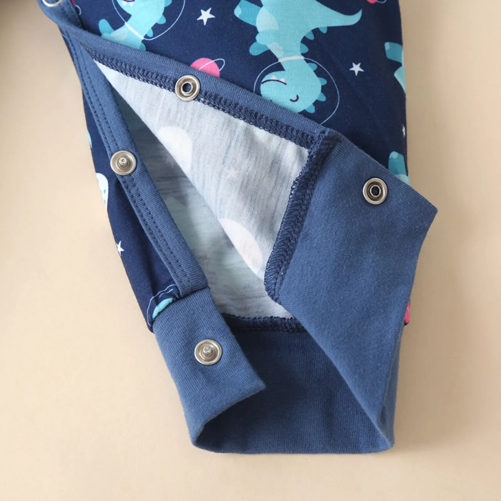 (3M-18M) Children's Hooded Romper Winter Long Sleeve Cartoon Dinosaur Print Hooded Romper Keep Warm and Fashion 
(3M-18M) Children's Hooded Romper Winter Long Sleeve Cartoon Dinosaur Print Hooded Romper Keep Warm and Fashion