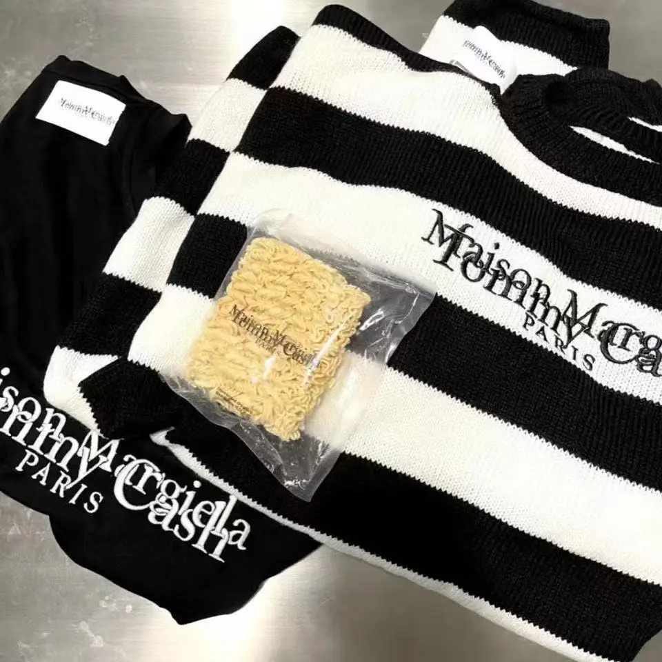 Maison Margiela Tommy Cash Knitted Sweater Autumn Winter Men And Women's Pullover Black Striped Oversized Clothing Couple
Maison Margiela Tommy Cash Knitted Sweater Autumn Winter Men And Women's Pullover Black Striped Oversized Clothing Couple