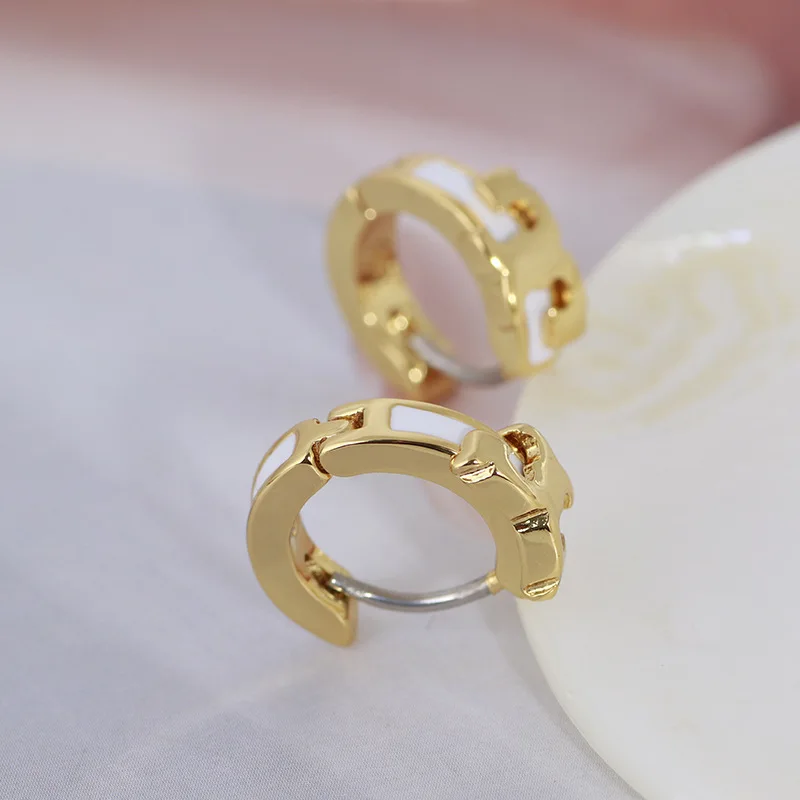 Fresh enamel colored glaze five-petal flower inlaid small diamond earrings
Fresh enamel colored glaze five-petal flower inlaid small diamond earrings