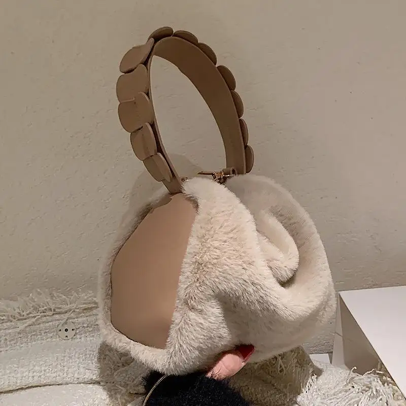 Plush Bag Popular Handbag in Autumn and Winter Women's New Plush Chain Messenger Bag
Plush Bag Popular Handbag in Autumn and Winter Women's New Plush Chain Messenger Bag