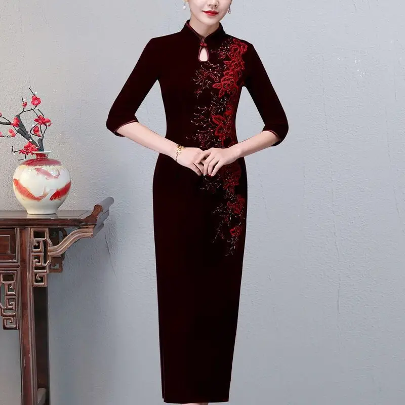 Chinese Style Embroidery Slim Long Qipao Vintage Women Dress Sequins Cheongsams Winter Traditional Robe Orientale Plus Size 5xl
Chinese Style Embroidery Slim Long Qipao Vintage Women Dress Sequins Cheongsams Winter Traditional Robe Orientale Plus Size 5xl