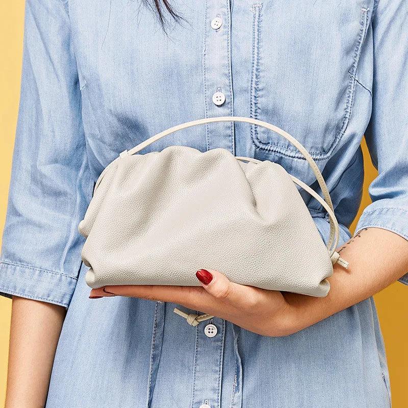 Bag Female Large Capacity Fashion Cowhide Simple Cloud Bag 2019 New Messenger Shoulder Bag Luxury Handbag Women Bags Designer
Bag Female Large Capacity Fashion Cowhide Simple Cloud Bag 2019 New Messenger Shoulder Bag Luxury Handbag Women Bags Designer