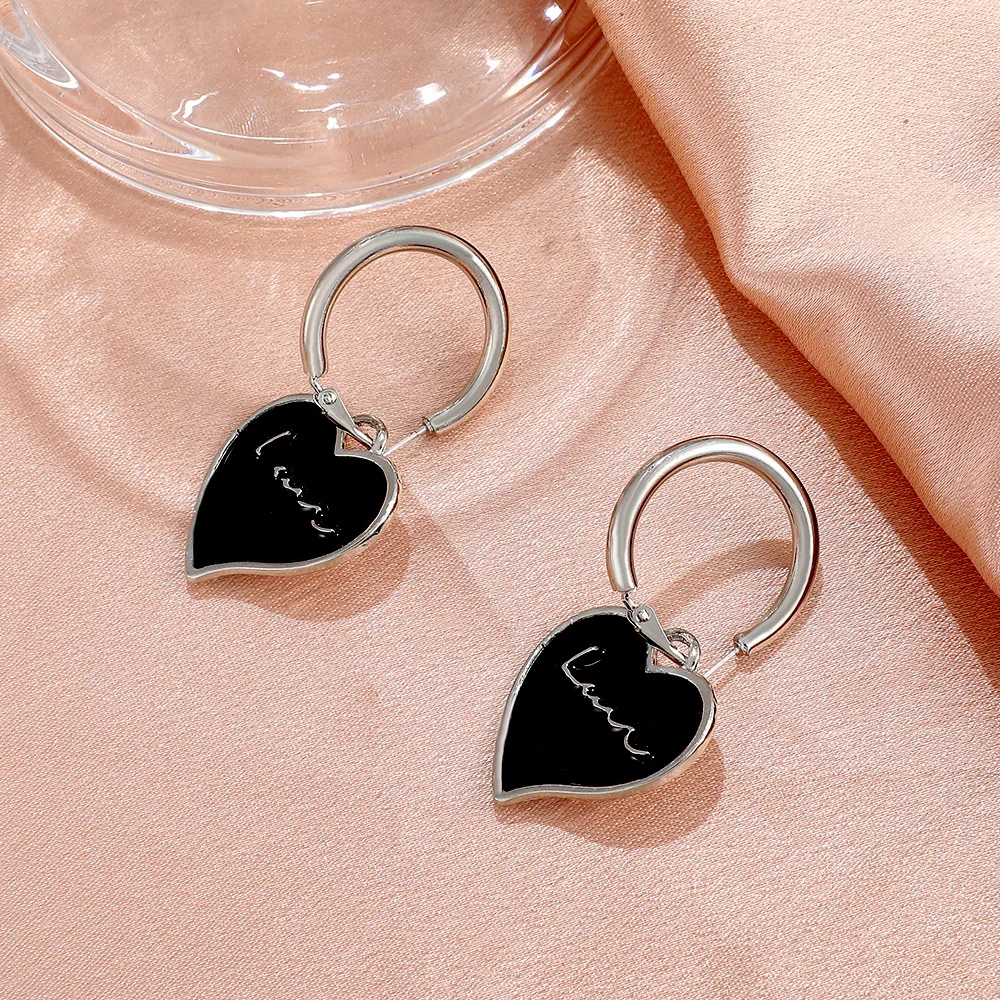 Goth Love Heart Earring Hoops Vintage Metal White Black Small Hoop Earrings for Women Fashion Hip Hop Jewelry Gifts Wholesale
Goth Love Heart Earring Hoops Vintage Metal White Black Small Hoop Earrings for Women Fashion Hip Hop Jewelry Gifts Wholesale