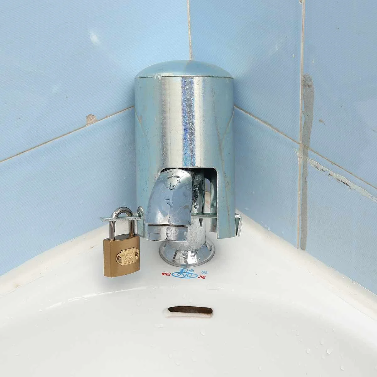 1 Set Iron Lockable Tap Protective Cover Outdoors Garden Against Theft Safe Home Improvement Kitchen Faucet Accessories
1 Set Iron Lockable Tap Protective Cover Outdoors Garden Against Theft Safe Home Improvement Kitchen Faucet Accessories