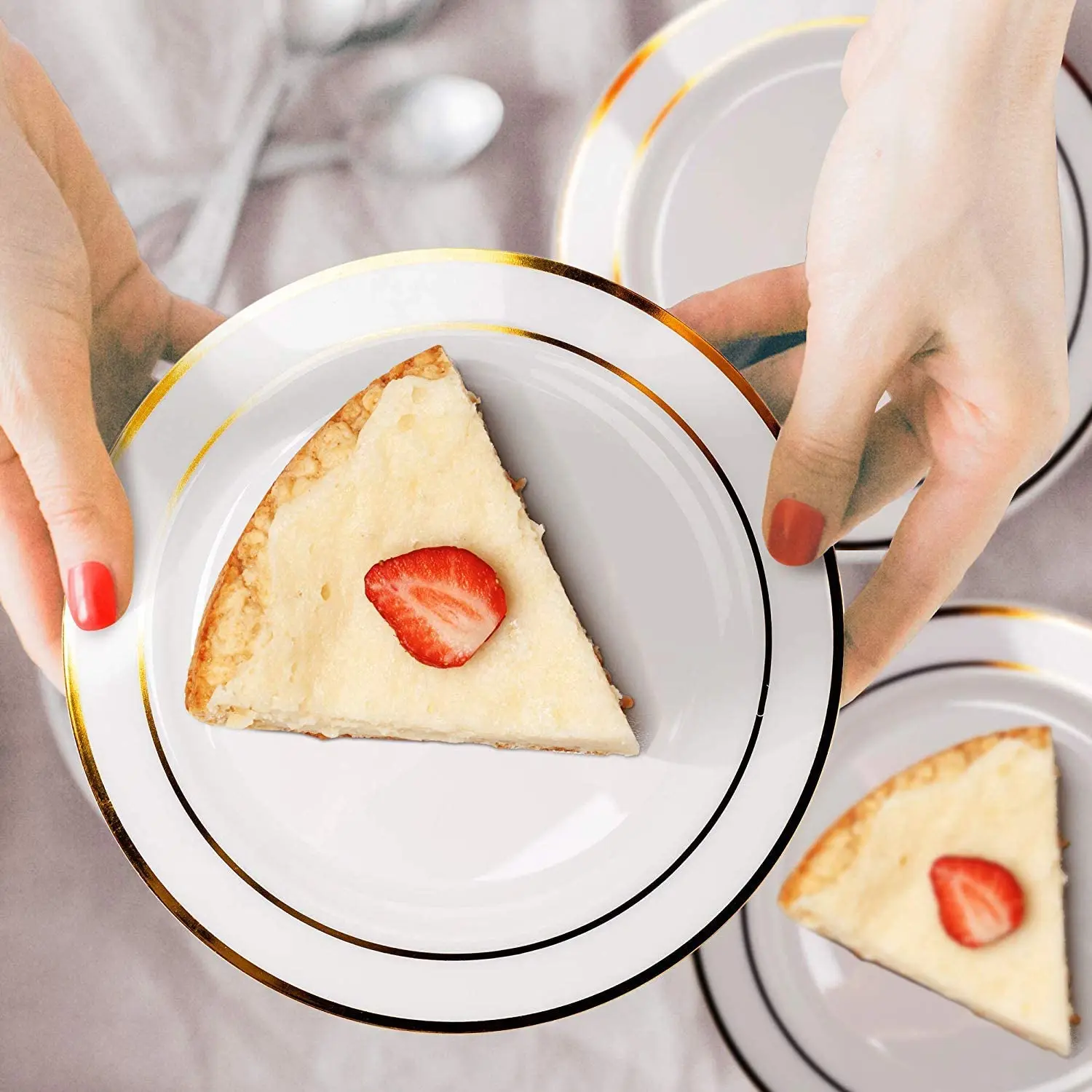 25pcs/lot 7.5/10.25inch Golden Stripe Phnom Wedding Disposable Plastic Pate For Birthday Party Rose Gold Plastic Cake Plate 
25pcs/lot 7.5/10.25inch Golden Stripe Phnom Wedding Disposable Plastic Pate For Birthday Party Rose Gold Plastic Cake Plate