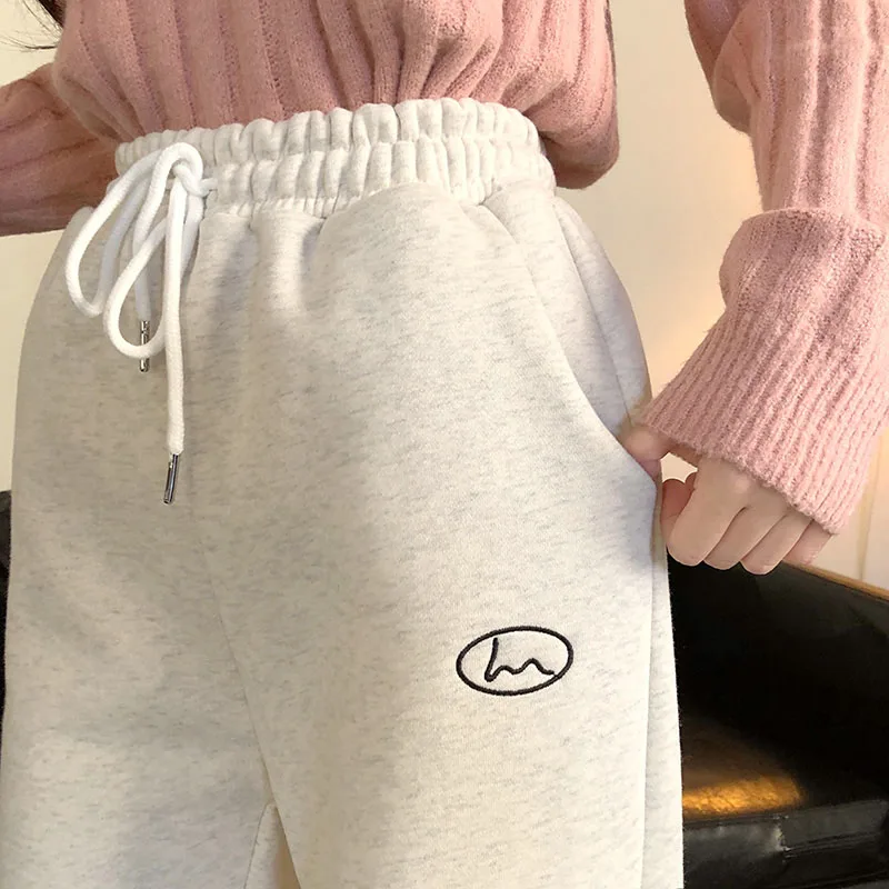2020 Autumn Winter Women Loose Plus Velvet Sport Sweatpants Lady Workout Fleece Thick Warm Pants Female Workout Pants FC424
2020 Autumn Winter Women Loose Plus Velvet Sport Sweatpants Lady Workout Fleece Thick Warm Pants Female Workout Pants FC424