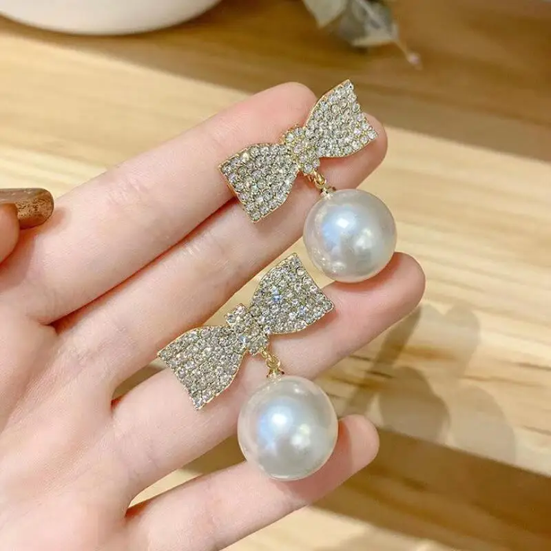 New Korean Full Rhinestone Bowknot Earrings For Women Girls Fashion Cute Party Jewelry Hot Sweet Hanging Drop Pearl Earrings
New Korean Full Rhinestone Bowknot Earrings For Women Girls Fashion Cute Party Jewelry Hot Sweet Hanging Drop Pearl Earrings