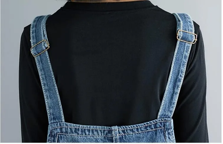 Женский джинсовый комбинезон на бретелях с большими карманами |