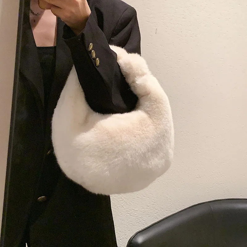 High-quality Ladies Plush Handbags 2021 Autumn and Winter New Trendy Women's Bags Fashion Luxury Plush Shopping Bags Women
High-quality Ladies Plush Handbags 2021 Autumn and Winter New Trendy Women's Bags Fashion Luxury Plush Shopping Bags Women
