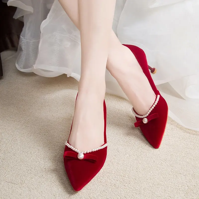 

Туфли-лодочки женские с острым носком, пикантные красные бархатные, с жемчугом, на тонком высоком каблуке, вечерняя Свадебная обувь, весна
