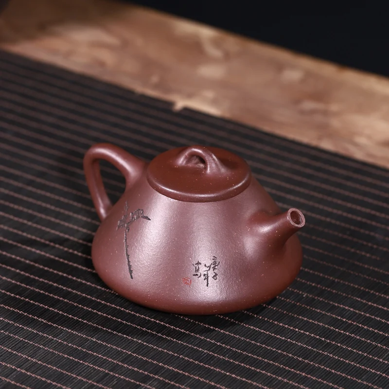 Yixing pure handmade raw ore purple clay Qingyazi teapot
Yixing pure handmade raw ore purple clay Qingyazi teapot