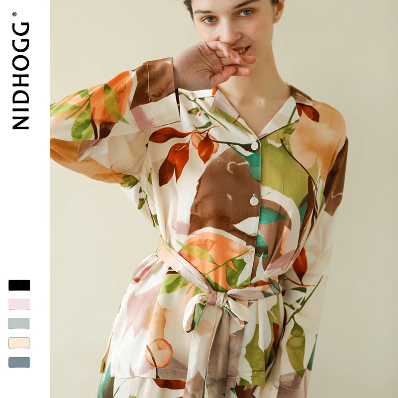 2020 Spring Satin Maple Leaf Rendering Printing Pajamas Loungewear Women Long Sleeve Viscose Home Clothes Two Piece Sleepwear
2020 Spring Satin Maple Leaf Rendering Printing Pajamas Loungewear Women Long Sleeve Viscose Home Clothes Two Piece Sleepwear