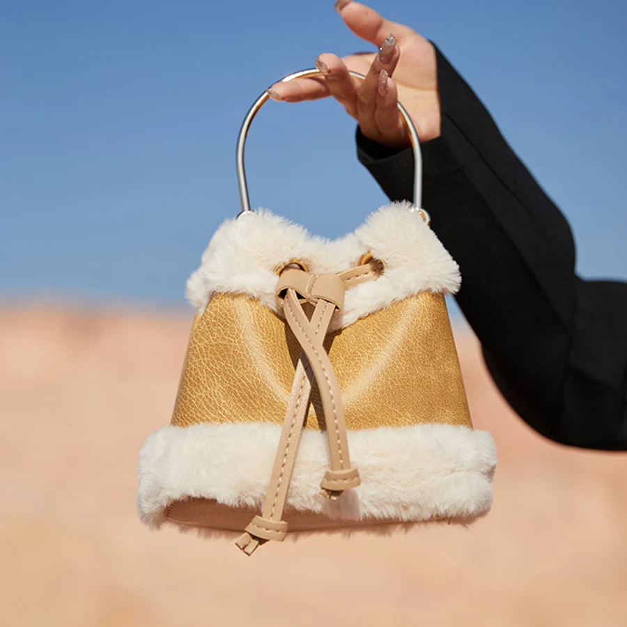 Tide brand women's bag 2022 winter new cute small Christmas fur bag fashion ladies messenger bag soild color bucket bags handabg
Tide brand women's bag 2022 winter new cute small Christmas fur bag fashion ladies messenger bag soild color bucket bags handabg