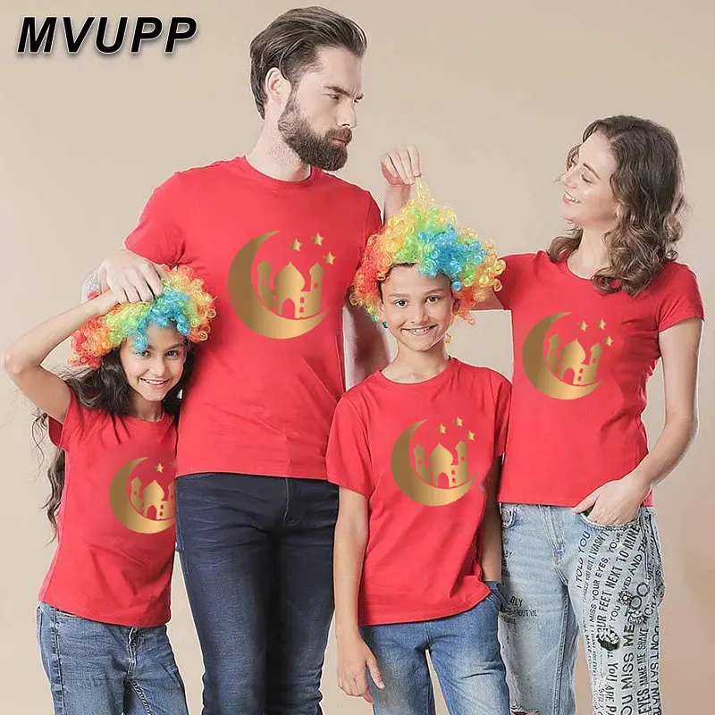 Футболки для отпуска папы, мамы, дети, Летние повседневные хлопковые Семейные костюмы, рубашка с принтом замка, Луны для мамы и дочки
Футболки для отпуска папы, мамы, дети, Летние повседневные хлопковые Семейные костюмы, рубашка с принтом замка, Луны для мамы и дочки