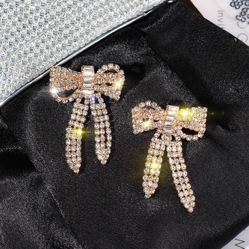 Bowknot earrings, long earrings with rhinestones, earrings for woment, exaggerated temperament earrings in Europe and America
Bowknot earrings, long earrings with rhinestones, earrings for woment, exaggerated temperament earrings in Europe and America