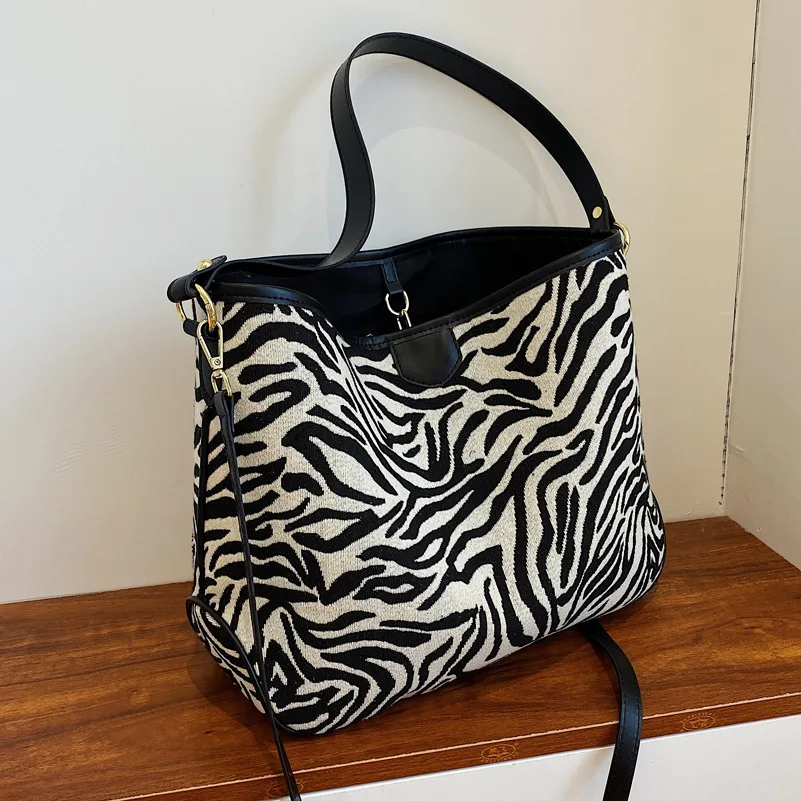 European and American Retro Large-capacity Bag Autumn 2021 New Fashion Single Shoulder Bag Wild Messenger Bucket Bag Female Bag
European and American Retro Large-capacity Bag Autumn 2021 New Fashion Single Shoulder Bag Wild Messenger Bucket Bag Female Bag