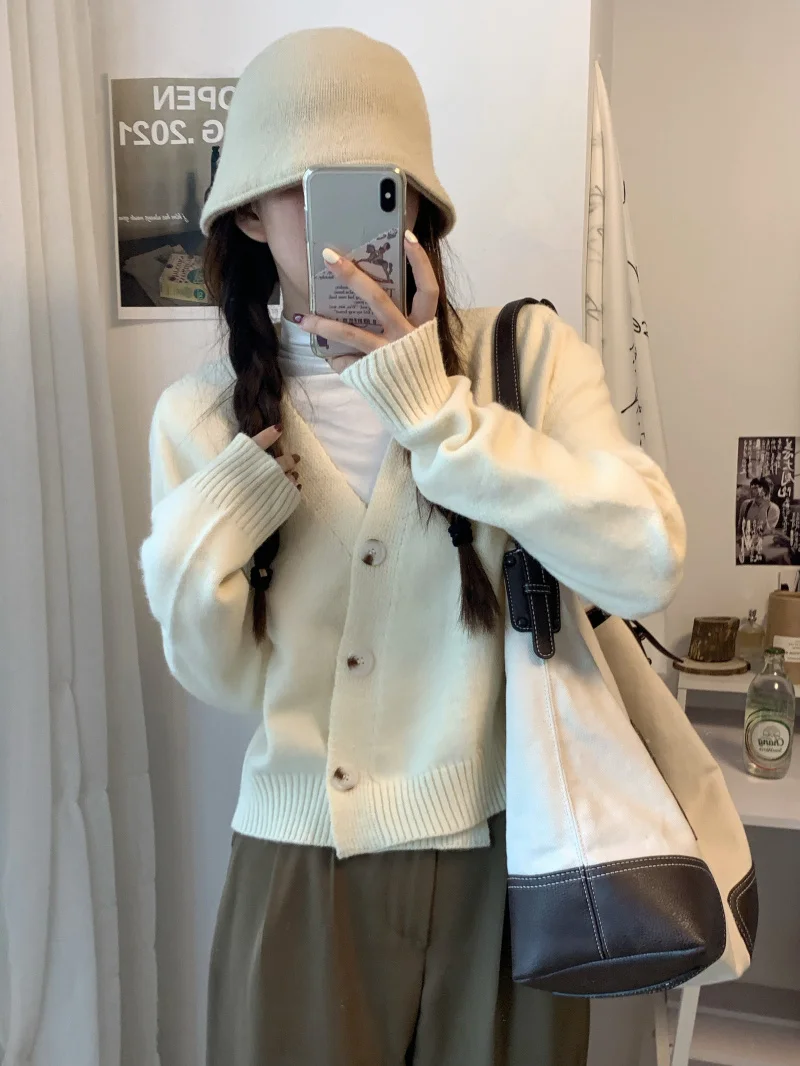 Irregular Oblique Button Cardigan Sweater Solid Color V-neck Long Sleeve Sweater Autumn Winter Lazy Style Jacket Women
Irregular Oblique Button Cardigan Sweater Solid Color V-neck Long Sleeve Sweater Autumn Winter Lazy Style Jacket Women