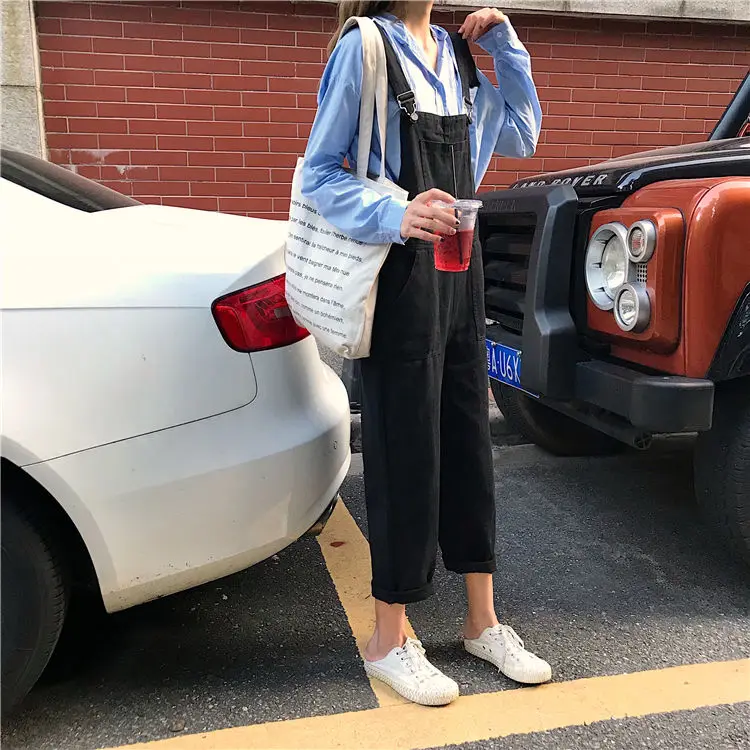 Women's pants with large size and wide legs 
Women's pants with large size and wide legs