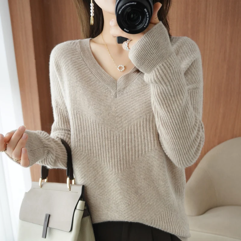 Cashmere sweater women's V-neck sweater 100% pure wool knitted pullover long-sleeved bottoming shirt loose plus size top
Cashmere sweater women's V-neck sweater 100% pure wool knitted pullover long-sleeved bottoming shirt loose plus size top