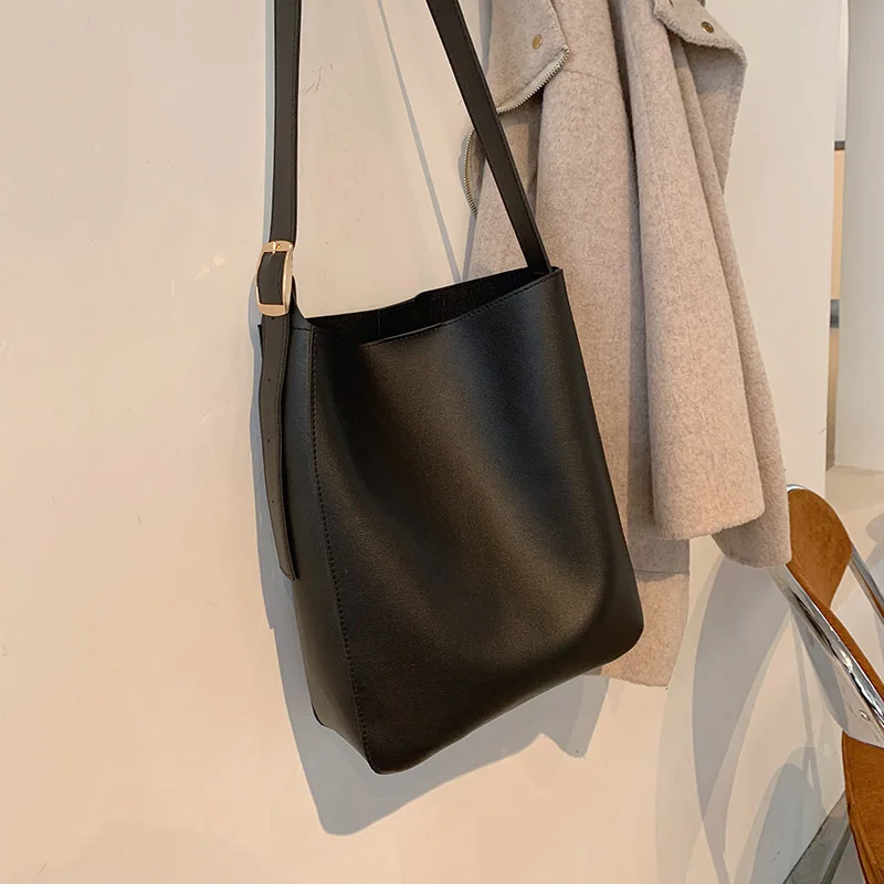 New fashion women's large capacity commuting niche design bucket bag Single Shoulder Bag Fashion messenger bag
New fashion women's large capacity commuting niche design bucket bag Single Shoulder Bag Fashion messenger bag