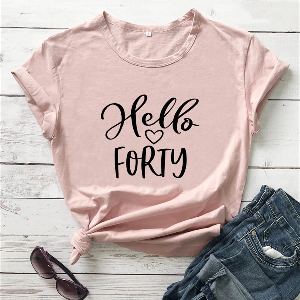 Женский Повседневный Топ Hello Forty Graphic, футболка с коротким рукавом, стильная забавная футболка на лето, рубашка на 40-летий день рождения, TX5806 
Женский Повседневный Топ Hello Forty Graphic, футболка с коротким рукавом, стильная забавная футболка на лето, рубашка на 40-летий день рождения, TX5806