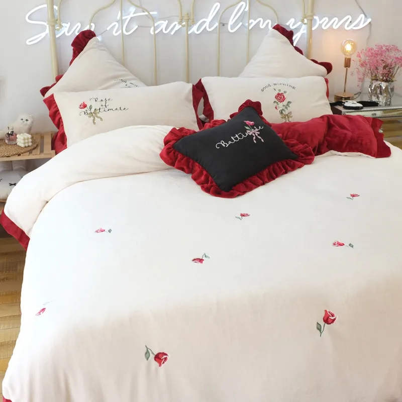 Modern Style New Milk Velvet 4pcs Duvet Cover Bed Sheet Pillowcases Rose Pink White Christmas Eve Warm Winter Spring Bed Set
Modern Style New Milk Velvet 4pcs Duvet Cover Bed Sheet Pillowcases Rose Pink White Christmas Eve Warm Winter Spring Bed Set