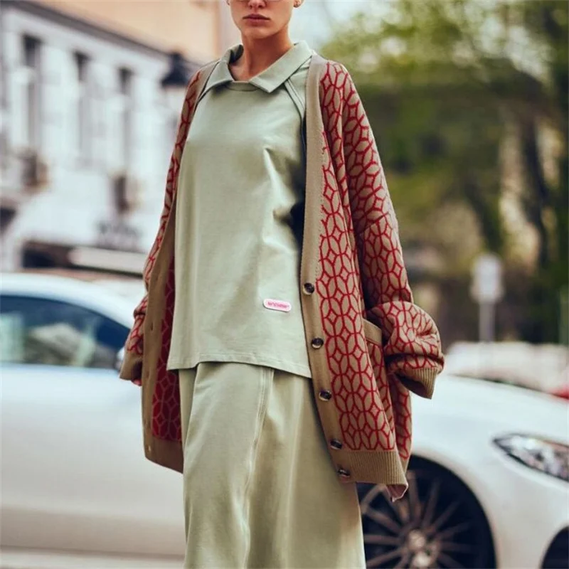 Retro V-Neck Button Single-breasted Casual Coat Office Long Sleeve Tops Lady Cardigan Women Loose Pattern Print Sweater Harajuku
Retro V-Neck Button Single-breasted Casual Coat Office Long Sleeve Tops Lady Cardigan Women Loose Pattern Print Sweater Harajuku