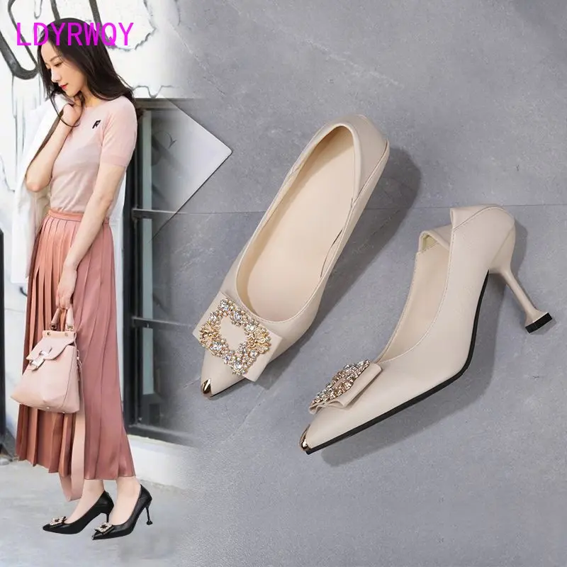 Women's 2021 autumn and winter new women's shoes pointed diamond square button single shoes high heels thin heels
Women's 2021 autumn and winter new women's shoes pointed diamond square button single shoes high heels thin heels