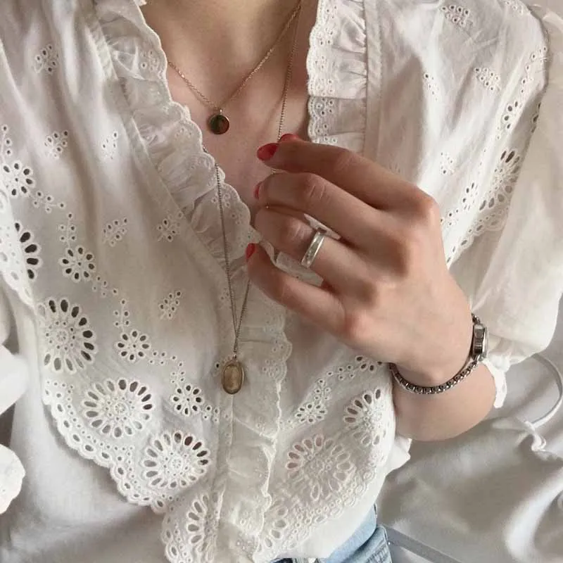 Chic White Vintage V-Neck Short Sleeves Hollow Out Blouse 2020 elegante Gentle Summer Sweet Puff Sleeves Cute Shirts Blusas
Chic White Vintage V-Neck Short Sleeves Hollow Out Blouse 2020 elegante Gentle Summer Sweet Puff Sleeves Cute Shirts Blusas