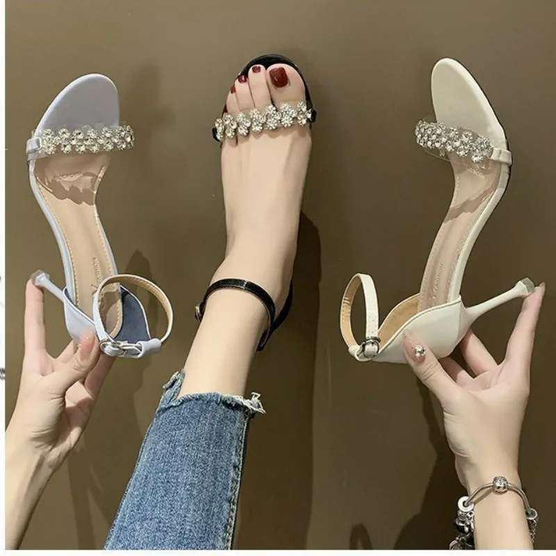 Summer New Fashion High Heel Women Sandals Party Buckle Strap Solid Blingbling Cover Heel Thin Heels High (5cm-8cm) High Quality
Summer New Fashion High Heel Women Sandals Party Buckle Strap Solid Blingbling Cover Heel Thin Heels High (5cm-8cm) High Quality